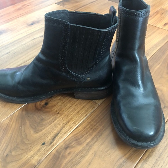 Leather UGG boots - Picture 2 of 6